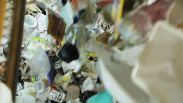 쓰레기장으로 떨어지는 수많은 플라스틱 폐기물