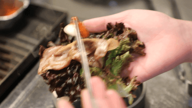 Grilled pork belly with lettuce wrap