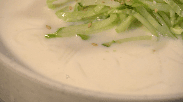 오이가 올려진 콩국수