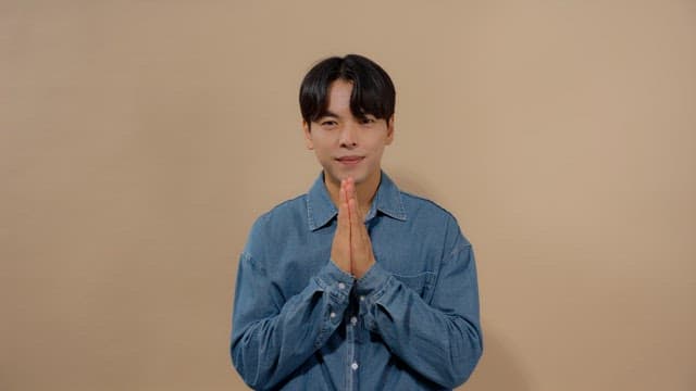 두손을 모으고 경의와 감사를 표하는 남성