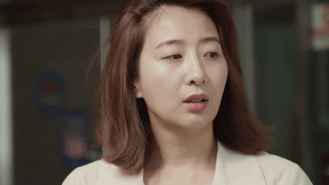 생각에 잠긴 여성이 밖에 서 있는 모습