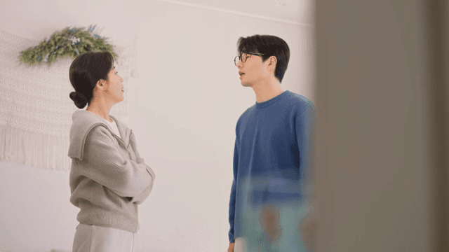 벽 뒤에서 아이의 시선으로 바라보는 부모님의 싸움