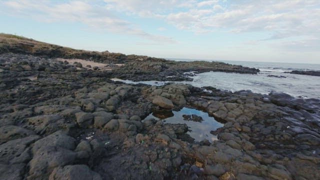 파도가 부딪히는 바위 해안선