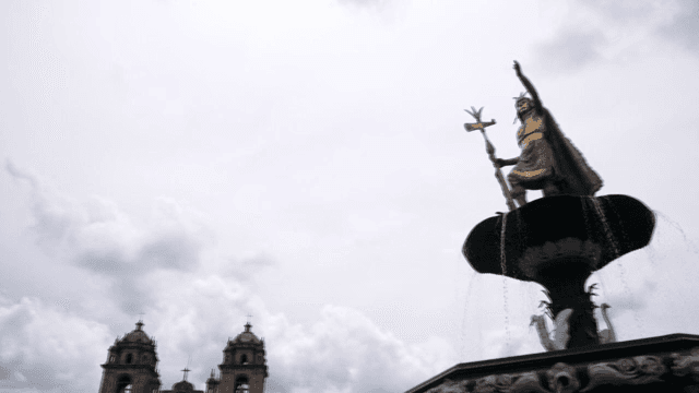 구름 낀 하늘 아래의 역사적인 분수와 동상