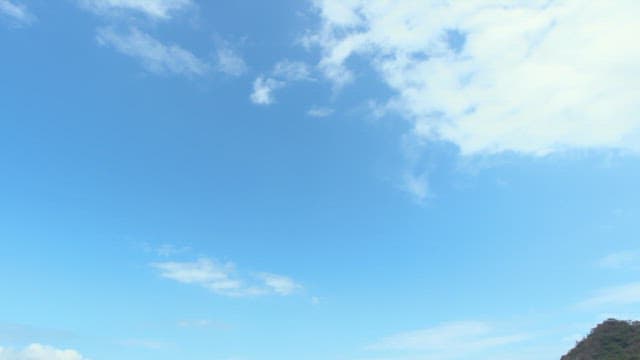 파란 하늘과 산 아래 평화로운 해안 마을