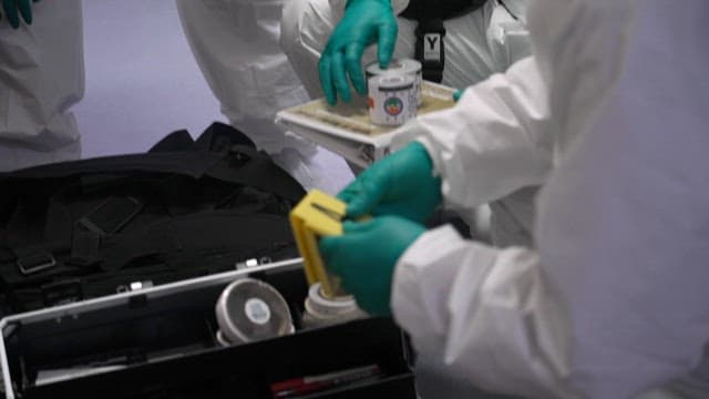 연구 장비를 다루는 법의학자들