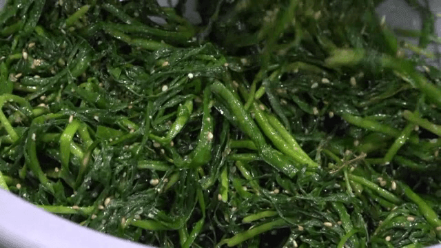 그릇에 담긴 시금치 무침