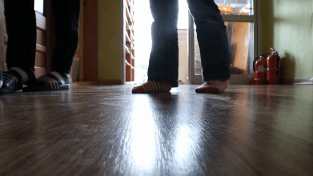 실내로 들어오는 아이들