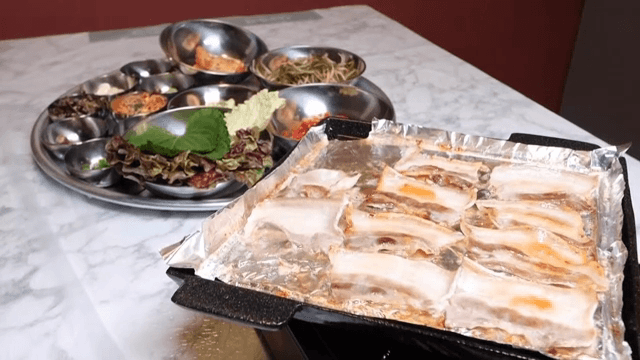 Sizzling frozen pork belly and various side dishes