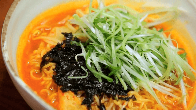 Ramyeon with seasoned green onion and seaweed