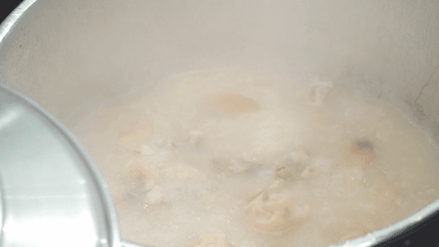 큰 냄비에서 족발을 삶는 모습