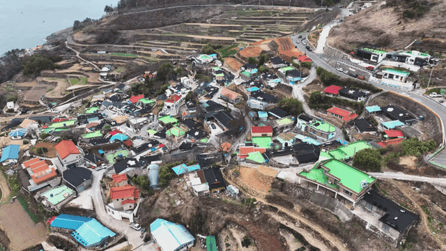 바다 옆 계단식 논과 마을