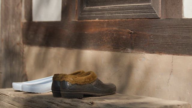 시골집 앞에 놓인 고무신과 털신