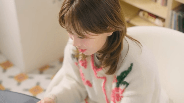 만족스러운 표정으로 노트북 작업을 하는 여성