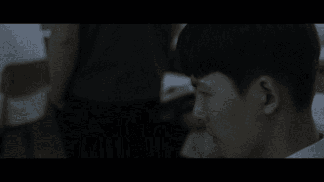 교실에서 표정이 굳은 학생