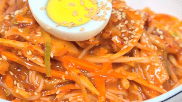 야채와 계란이 들어간 비빔국수