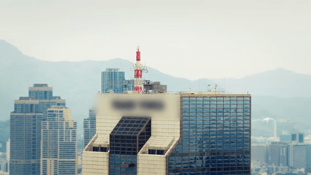 안테나가 있는 고층 건물과 도시 전망