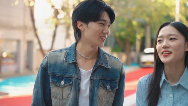 화창한 날 길을 걷는 커플
