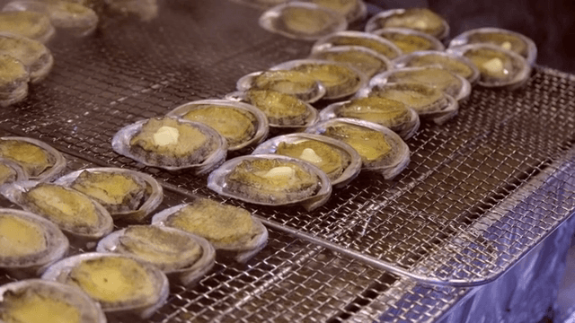 버터를 얹은 전복구이