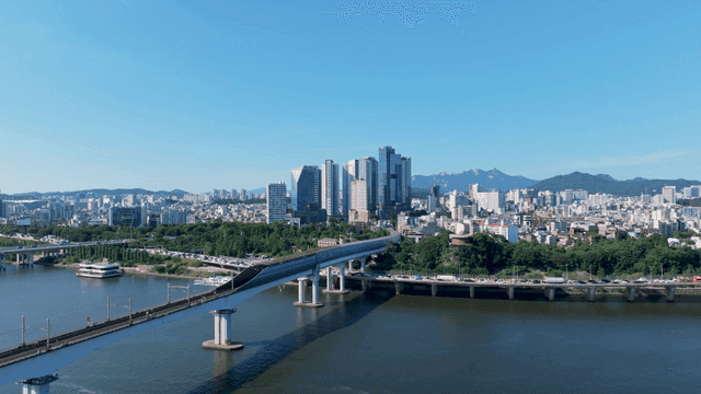 강과 전철 다리가 있는 도시 전경