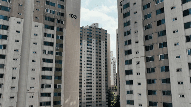 녹지가 있는 고층 아파트