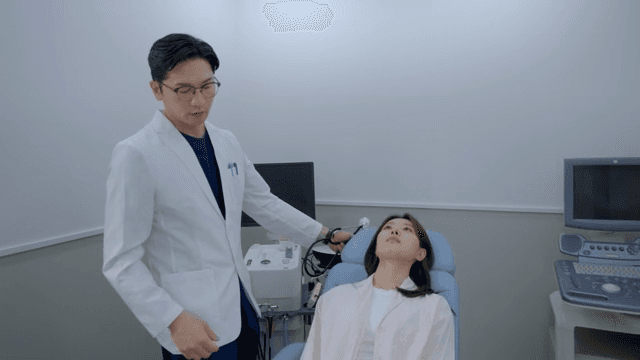 의사가 진료실에서 환자를 진찰하는 모습