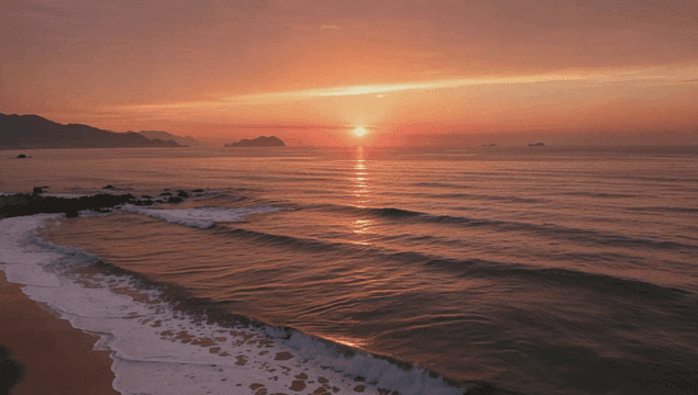 일몰의 고요한 해변과 파도
