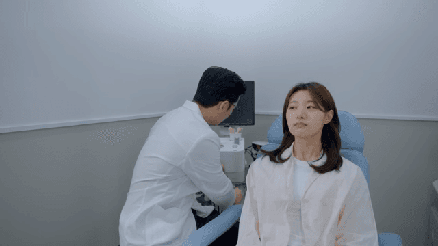 의사가 진료실에서 환자를 진찰하는 모습
