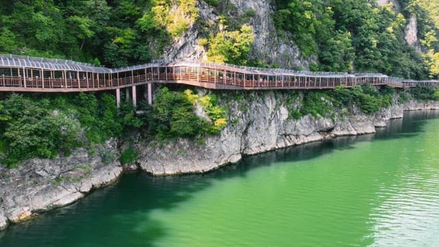 절벽을 따라 이어진 경치 좋은 산책로