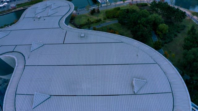 현대미를 갖춘 기하학적 건물과 도시 경관