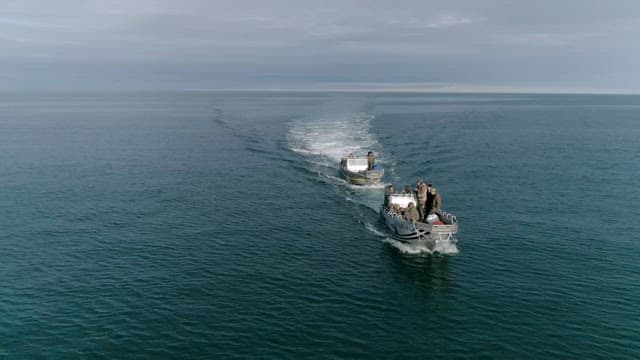 잔잔한 바다를 질주하는 보트들