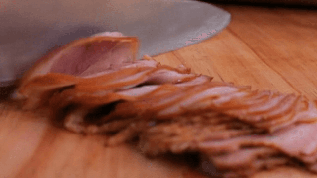 Thinly sliced ​​braised pig's feet on a cutting board