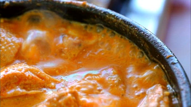 잘 끓고 있는 매콤한 닭볶음탕