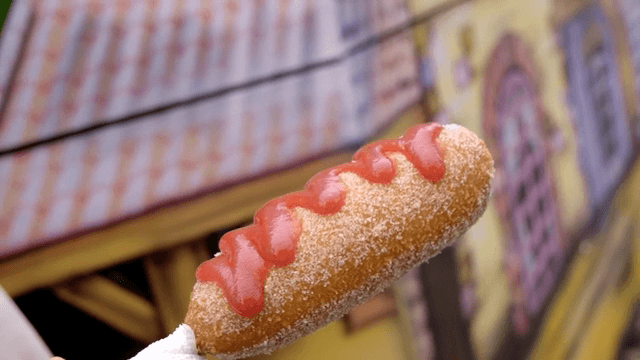 야외에서 즐기는 케첩이 뿌려진 핫도그