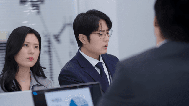 집중적인 논의가 있는 비즈니스 회의