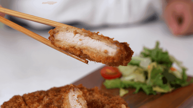 신선한 샐러드와 바삭한 돈가스