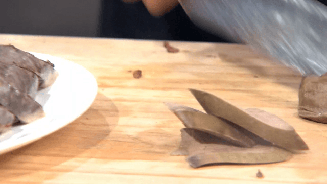 나무 도마 위에서 간을 자르는 모습