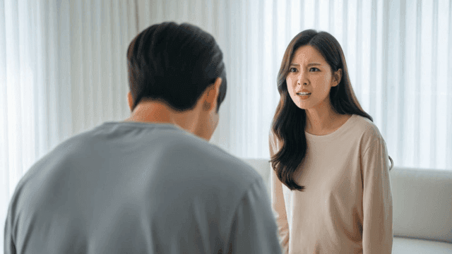 진지하게 말다툼하는 커플