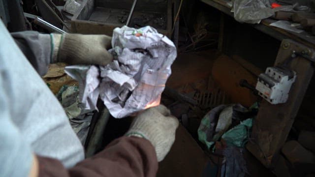 작업장에서 종이에 불을 붙이는 모습