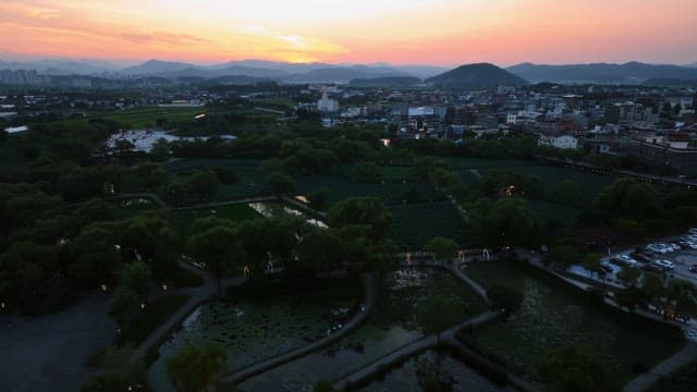 일몰이 보이는 고요한 풍경
