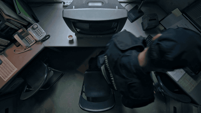 총을 챙겨 자리에서 일어나는 보안요원