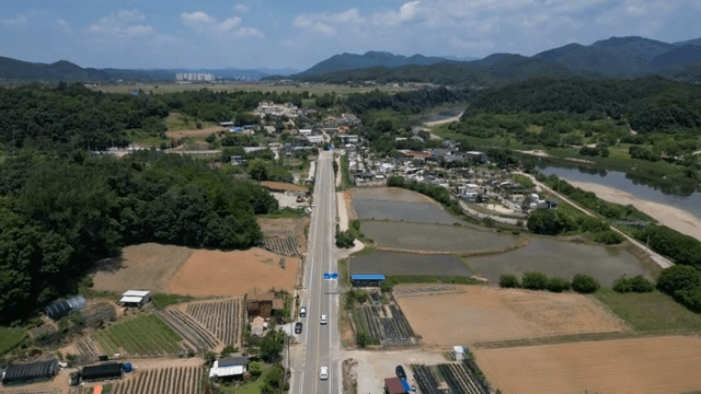 들판과 산이 있는 시골 마을