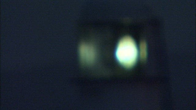 어둠 속에서 희미하게 빛나는 등대의 불빛