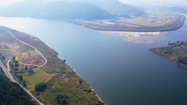 농지와 공원이 있는 강변의 전망