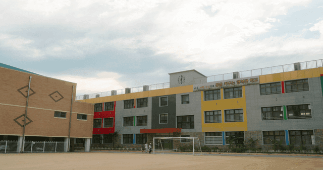 운동장이 있는 학교 건물