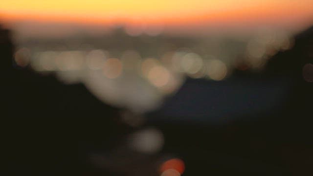 황혼의 한국 전통 건축물과 어우러진 도시 풍경