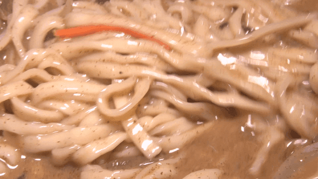 진한 국물의 한국식 칼국수