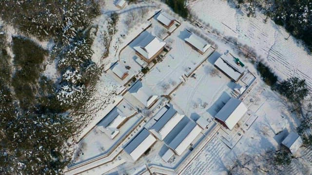 눈으로 덮인 전통 한옥 마을의 전경