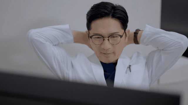 컴퓨터 화면을 보고 한숨을 내쉬는 의사