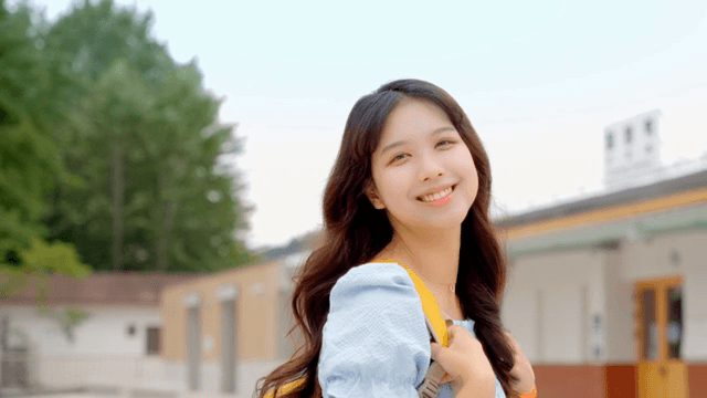 야외에서 미소 짓는 젊은 여성